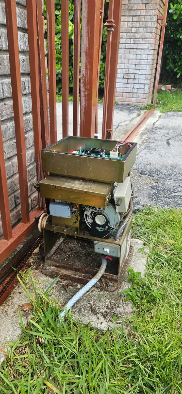 Eagle 1000 in Davie: Gate Opening and Closing By Itself After a Lightning Strike